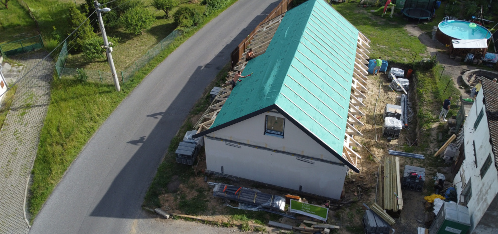 Jaka powinna być wilgotność powietrza w domu prefabrykowanym z rekuperacją – od czego zależy i jak ją kontrolować?